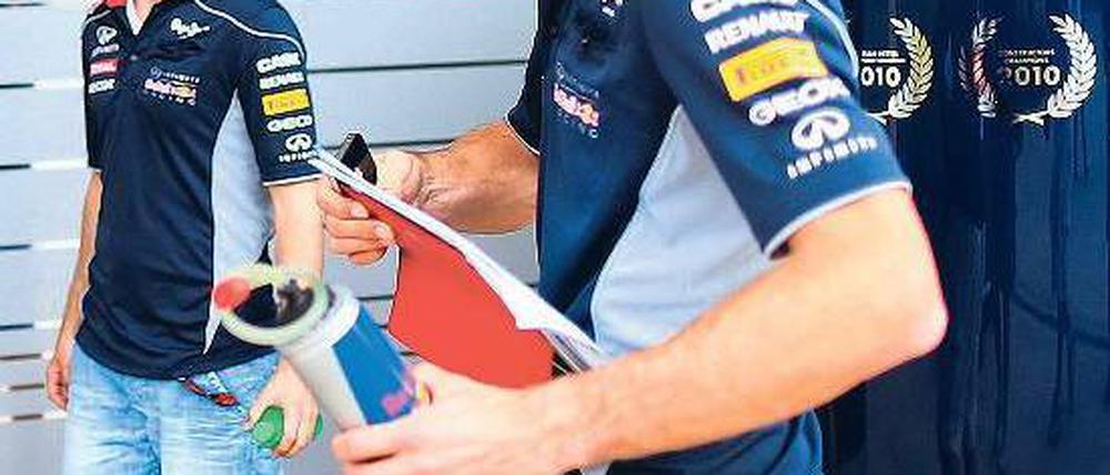 Was gibt’s denn heute Abend? Sebastian Vettel (links) und sein Red-Bull-Teamkollege Mark Webber setzen sich spätestens seit ihrem Zwist in Malaysia nicht mehr gemeinsam an einen Tisch. Foto: dpa