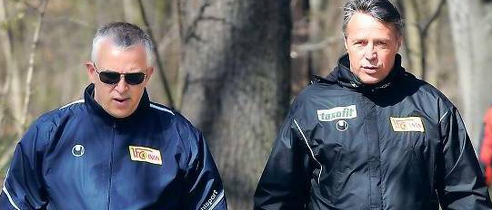 Präsident trifft Trainer. Dirk Zingler (l.) tauscht sich mit Uwe Neuhaus aus.