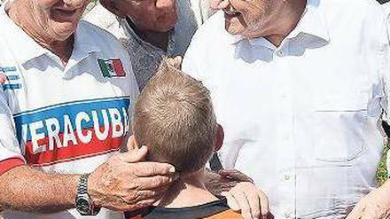 Der gute Mensch aus Zürich. Fifa-Präsident Blatter (rechts) gibt sich in der Öffentlichkeit gern großzügig, wie hier bei der Einweihung eines Kunstrasenplatzes in Havana. Foto: dpa
