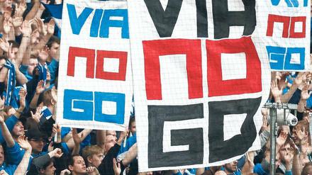 Aufschrei auf der Tribüne. Nicht nur auf Schalke hat Viagogo einen schlechten Ruf unter den Fans.