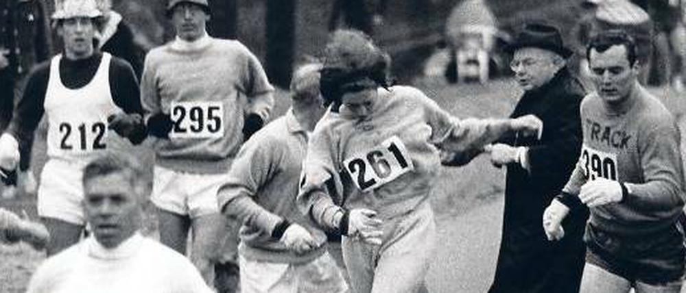 Hindernislauf. Zwei Männer versuchen Kathrine Switzer 1967 in Boston aufzuhalten. Ihr Freund (rechts) steht ihr zur Seite.
