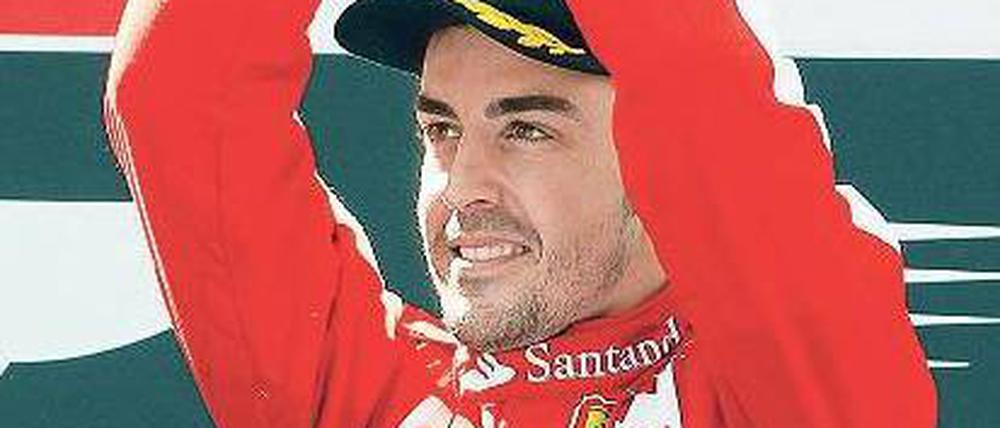 Zu Hause siegt es sich am schönsten. Fernando Alonso grüßt seine Fans nach dem Erfolg auf der Heimstrecke. Foto: dpa
