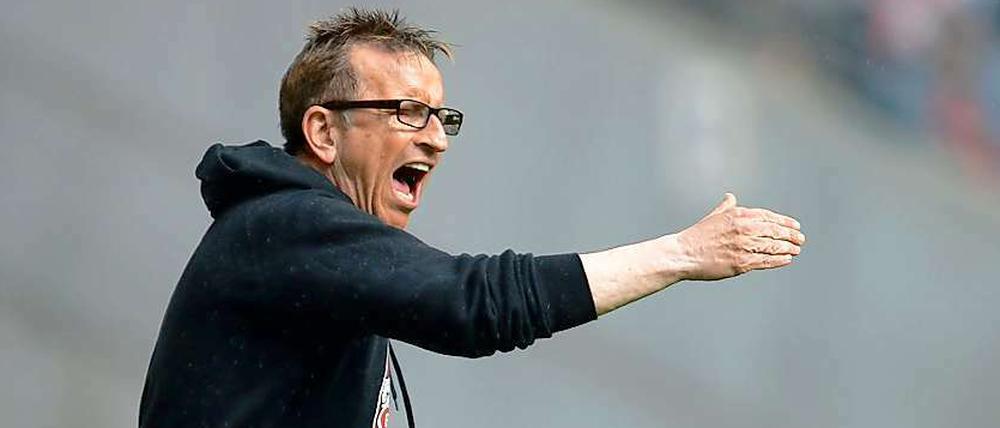 Volle Offensive. Trainer Norbert Meier hat mit Fortuna Düsseldorf seit Februar nicht mehr gewonnen. Noch aber kann das Team den Klassenerhalt aus eigener Kraft schaffen. 