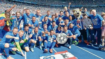 Versilbert. Hier feiern die Hertha-Fußballer noch mit Zweitligameisterschale, nun freuen sie sich über steigende Einnahmen. Foto: dpa
