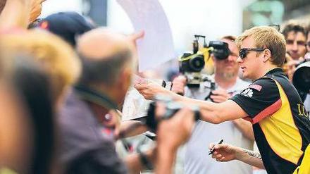 Pokerface. Kimi Räikkönen braucht eigentlich keine Sonnenbrille, um geheimnisvoll zu wirken. Foto: AFP
