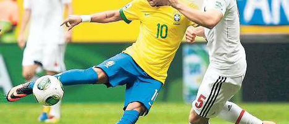 Dem Druck gewachsen. Superstar Neymar (links) erlöste bereits in der dritten Spielminute mit seinem Führungstreffer die Fans der brasilianischen Nationalmannschaft. Der 21-Jährige führte die Elf des WM-Gastgebers zu einem ungefährdeten Sieg über Japan.Foto: Reuters