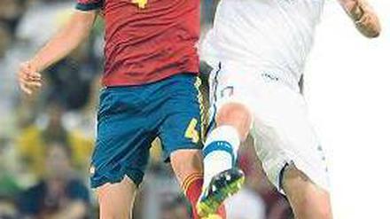 Rammbock. Martinez (l.) hier gegen Italiens Abwehrspieler Chielini. Foto: AFP