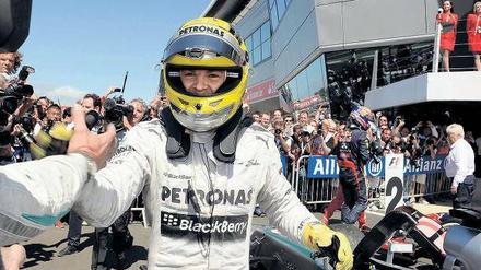 Kinder, war das aufregend. Nico Rosberg holt sich nach seinem Triumph in Silverstone die ersten Glückwünsche ab. Foto: Reuters