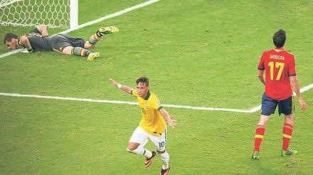 Zum Abheben. Neymar vollendete eine großartige Passfolge mit seinem Gewaltschuss zum 2:0. Foto: Reuters