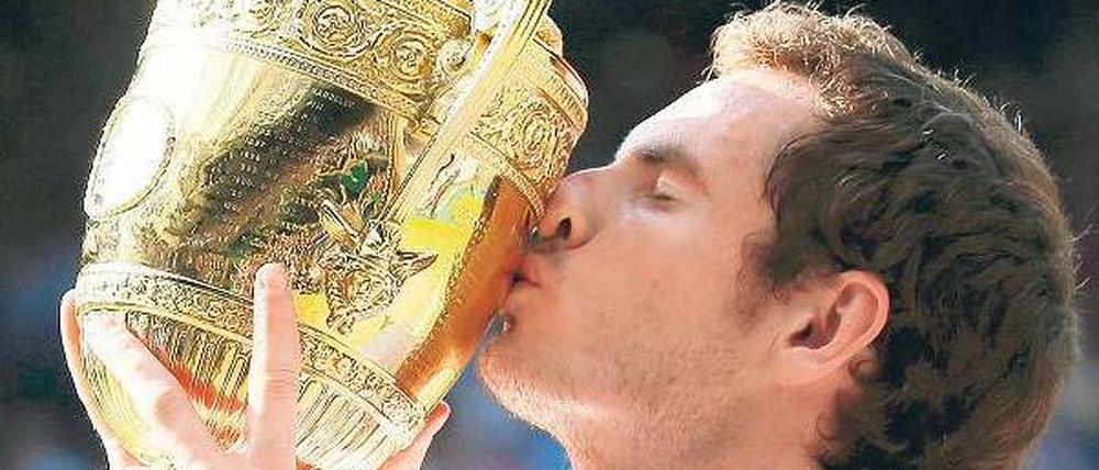 Erster britischer Kuss nach 77 Jahren. Zum ersten Mal seit Fred Perry 1936 darf wieder ein Einheimischer der Wimbledontrophäe näherkommen. Foto: Reuters