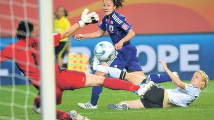 Ende des Trubels. Japans Karina Maruyama schießt Gastgeber Deutschland mit ihrem 1:0 in der Verlängerung aus dem WM-Turnier 2011. Foto: dpa