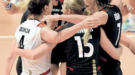 Gold soll mehr Interesse bringen. Bei der Volleyball-Europameisterschaft 2011 gewannen die deutschen Frauen Silber, bei den Titelkämpfen in Deutschland im September soll es beim Finale in Berlin nun noch mehr werden. Foto: dpa