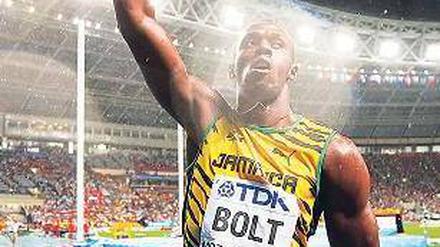 Im Regenschein. Usain Bolt jubelt nach seinem Triumph im Sprint. Foto: dpa
