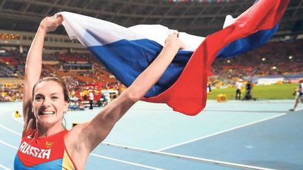 Jelena Issinbajewa jubelt mit der russischen Flagge.