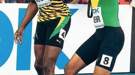 Erst Laufschritt, dann Tanzschritt. Usain Bolt und Warren Weir feiern ihren Erfolg im Reggae-Rhythmus. Foto: Reuters