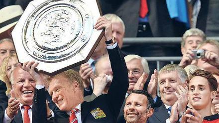 Die Premiere. David Moyes hat mit Manchester United mit dem Community Shield seinen ersten Titel als Trainer gewonnen. Foto: dpa