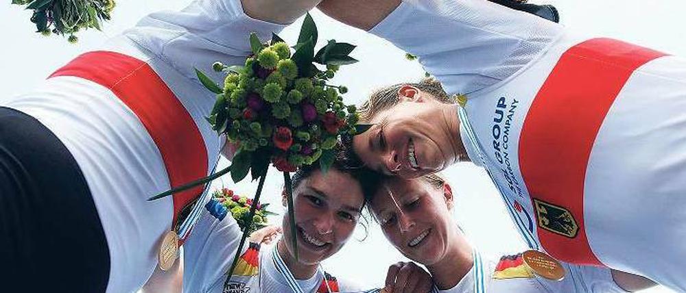 Kreis des Glücks. Annekatrin Thiele, Carina Bär, Julia Richter und Britta Oppelt jubeln über den WM-Titel. Foto: dpa