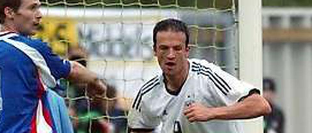 Fredi Bobic, 41, spielte von 1994 bis 2004 37 Mal für die Nationalelf. Im Bild jubelt er über sein 2:0 in Torshavn 2003.