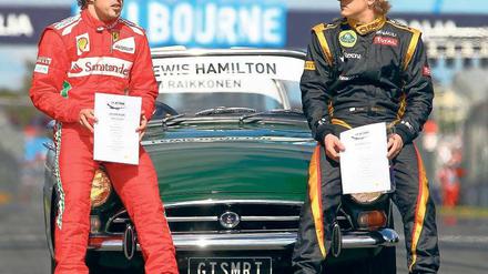 Ein seltsames Paar. Fernando Alonso (links) muss sich in der kommenden Saison mit Kimi Räikkönen arrangieren. Foto: dpa