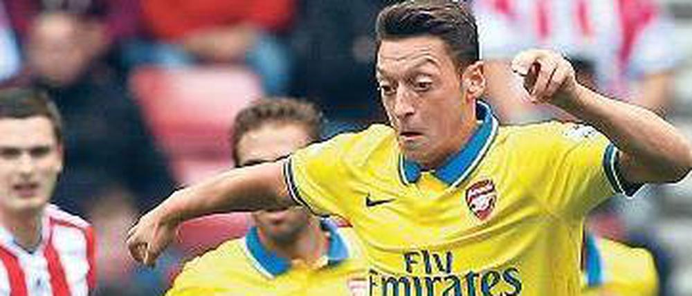 Überall anzutreffen. Nach seinem Debüt für den FC Arsenal gab es viel Lob für Mesut Özil. Der 24-Jährige zeigte, dass er die Ablöse von 50 Millionen Euro wert sein kann.