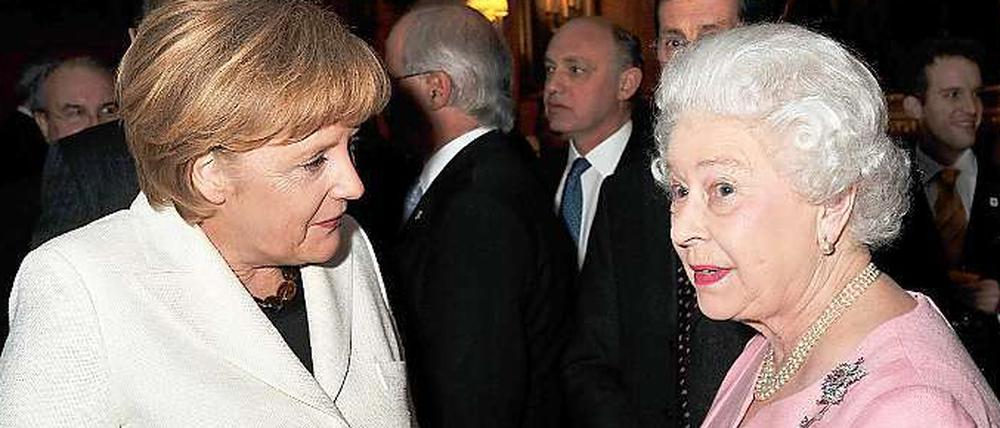 Fantalk. Die erklärte Fußballfreundin Angela Merkel im angeregten Gespräch mit Elizabeth II. Auch die britische Königin hat Erfahrungen mit Kickern – 1996 überreichte sie dem deutschen Kapitän Jürgen Klinsmann die EM-Trophäe im Wembley-Stadion.