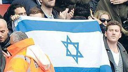 Umstrittenes Symbol im Stadion. Ein Tottenham-Fan zeigt während des Derbys gegen den FC Arsenal die israelische Nationalfahne. Foto: Imago