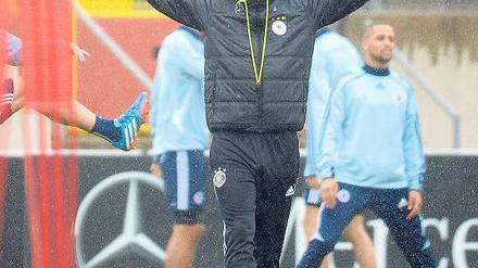 Der Ober-Adler. Bundestrainer Joachim Löw will sich nicht in seine Arbeit reinreden lassen. 
