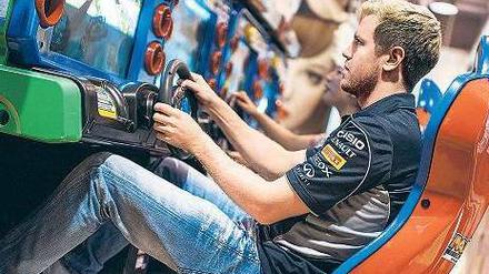 Spielend leicht gewinnen. Während Sebastian Vettel schon längst im höheren Level rast, fahren die anderen noch hinterher. Im Land der Computerspiele kann sich Vettel nun näher an die Highscore ranarbeiten. 