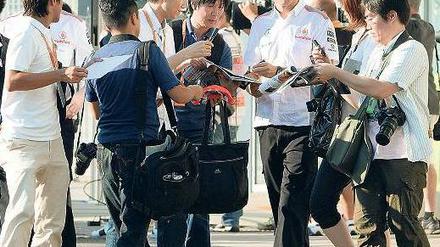 Japanische Kalligraphie. Jenson Button muss japanischen Fans nicht nur Autogramme schreiben, der 33-Jährige ist dank seiner Freundin in Japan auch schon herumgekommen und interessiert sich für die Kultur des Landes. Foto: AFP