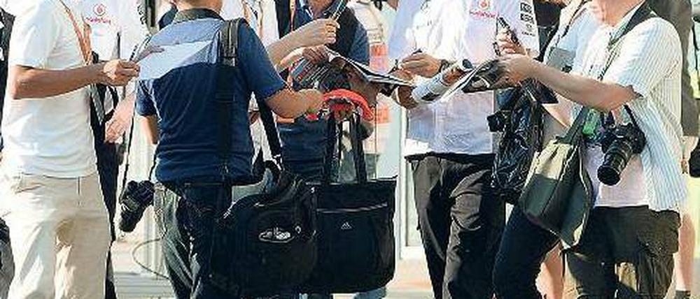 Japanische Kalligraphie. Jenson Button muss japanischen Fans nicht nur Autogramme schreiben, der 33-Jährige ist dank seiner Freundin in Japan auch schon herumgekommen und interessiert sich für die Kultur des Landes. Foto: AFP