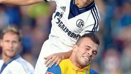 Obenauf. Schalkes Atsuto Uchida springt einen Meter höher als sein Gegenspieler Orhan Ademi (unten) und gewinnt das Kopfballduell gegen den Braunschweiger.