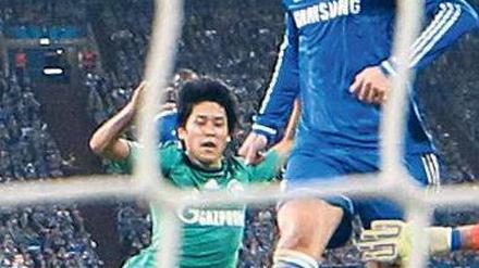 Unaufhaltsam. Chelseas Fernando Torres (r.) erzielt das vorentscheidende 2:0 zum Sieg gegen Schalke. Foto: dpa
