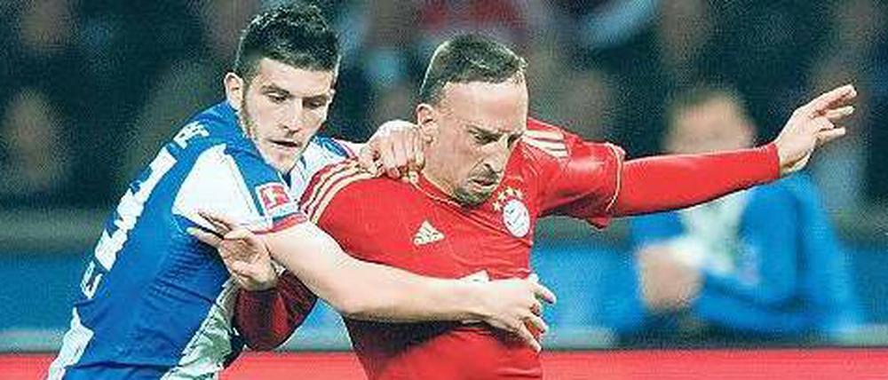 Die Bayern im Griff? Herthas Mittelfeldspieler Fanol Perdedaj zeigt an Franck Ribery, was die Berliner vorhaben.