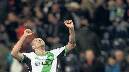 Dank nach oben. Die Wolfsburger Mannschaft um Abwehrchef Naldo nahm die drei Punkte aus Frankfurt gerne mit.Foto: dpa