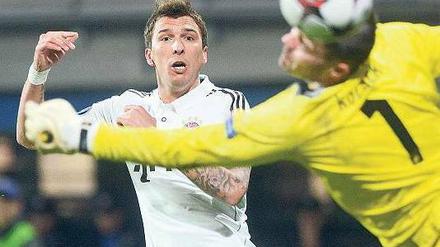 Reingeguckt. Bayerns Mandzukic (l.) überwindet Pilsens Torwart Kozacik. Foto: AFP