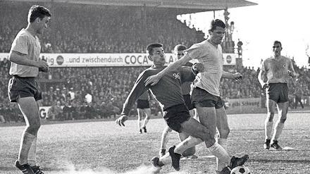 Verdammt lang her. Beim Bundesliga-Duell 1967 gewann Hannover 96 bei Eintracht Braunschweig 1:0. 