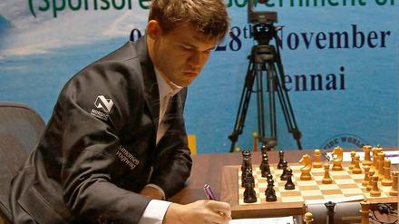 Magnus Carlsen hatte in der vierten WM-Partie viel zu notieren.