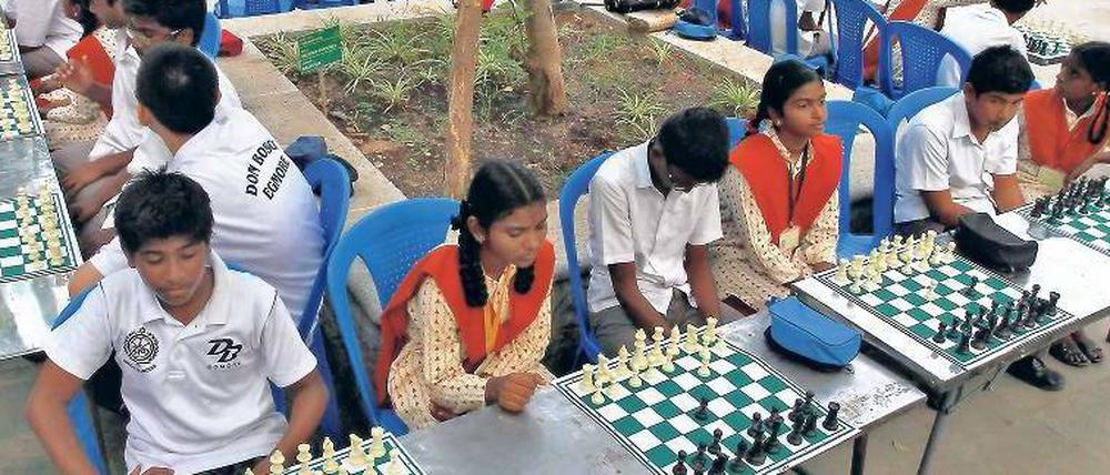 Ziehen als Volkssport. Während der WM werden indische Schulkinder nach draußen geschickt, um das Schachspielen zu bewerben. Dabei ist Indien schon jetzt die Nation mit den weltweit meisten professionellen Schachspielern. Foto: Reuters