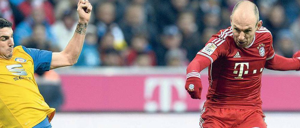 Held in Strumpfhose. Bayerns Doppeltorschütze Arjen Robben (rechts) zeigt viel Knie im Zweikampf mit Braunschweigs Kevin Kratz.