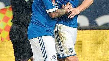Arm in Arm in Gips. Schalkes Farfán (l.) und Szalai jubeln über das 1:0. Foto: dpa