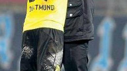 Saubere Sache. Dortmunds Trainer Jürgen Klopp herzt Erik Durm. Foto: dpa