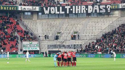 Wirklich wirksam waren die "12:12"-Proteste. Fans schwiegen in den ersten zwölf Minuten und zwölf Sekunden nach dem Anpfiff - oder blieben außerhalb des Stadions, wie hier in Leverkusen.