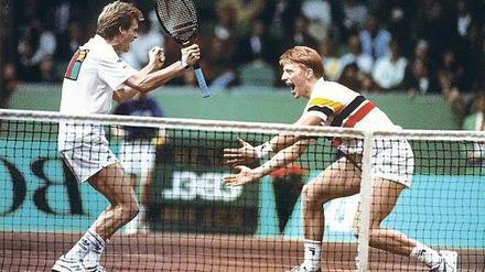 Es ist geschafft. Nach dem 3:2-Sieg im Doppel am 17. Dezember 1988 bejubeln Jelen (l.) und Becker den deutschen Triumph. 