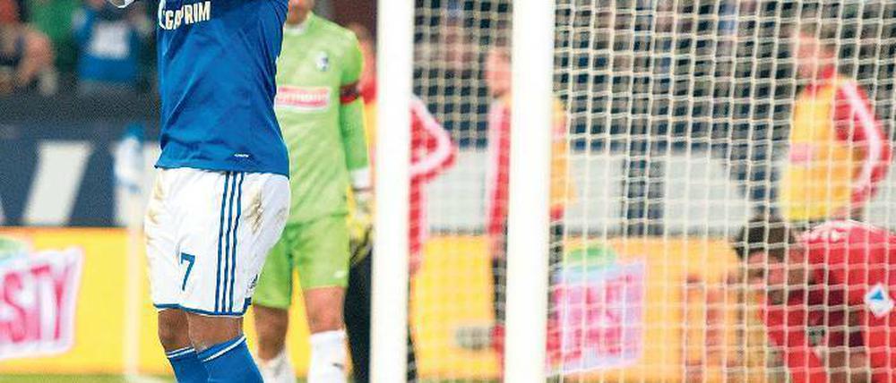 Ein Hüpfer zum 2:0. Jefferson Farfán erzielt Schalkes zweites Tor vom Elfmeterpunkt. Ein Freiburger Eigentor hatte Schalke in Führung gebracht. Aus dem Spiel heraus kamen beide Teams kaum zu Chancen. Foto: dpa