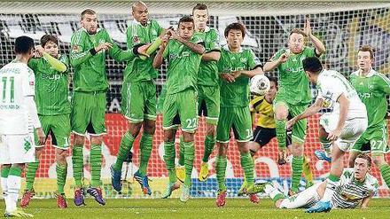 Eng beisammen. Mönchengladbach ist Dritter, der VfL liegt auf Rang fünf. Foto: AFP