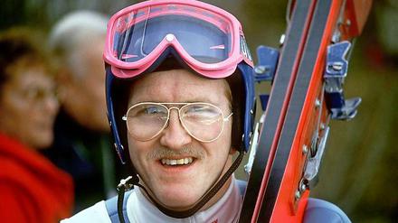 Kultspringer im Vorprogramm. Michael Edwards, besser bekannt unter seinem Flugnamen Eddie the Eagle, tritt beim ersten Springen in Oberstdorf auf.