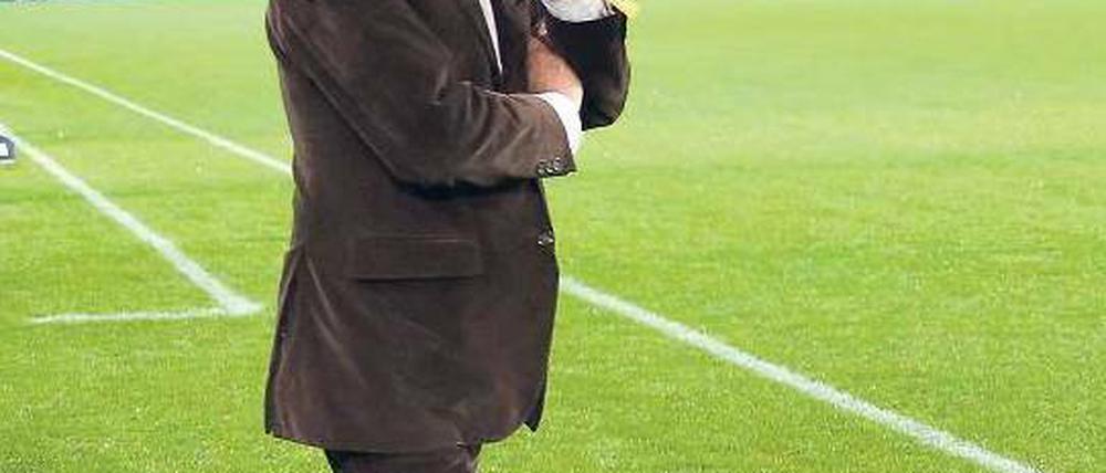 Der Herr und sein Feld. Martin Kind hat Hannover 96 fest im Griff. Zuletzt war er allerdings maßgeblich beteiligt an der schlechten Außendarstellung des Klubs. Foto: Imago
