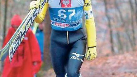 Mann im Walde. Noriaki Kasai auf dem Weg zum Training. Seit 1989 nimmt der Japaner am Skisprung-Weltcup teil, in Sotschi wird er wahrscheinlich seine achten Olympischen Spieler erleben.