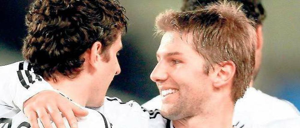Schritt aus dem Schrank. Thomas Hitzlsperger (Mitte) hat in dieser Woche als erster ehemaliger Fußball-Nationalspieler seine Homosexualität öffentlich gemacht.