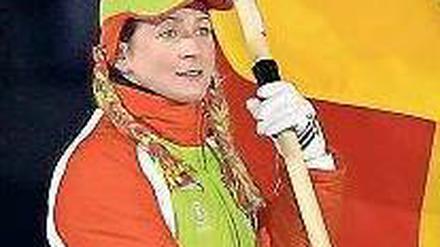 Das kennt sie. 2006 trug Pechstein die Fahne ins Turiner Olympiastadion. Foto: dpa